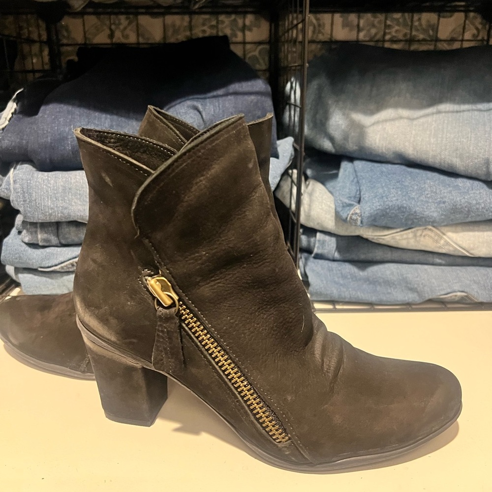 Leather ankle boot with zipper. Great condition